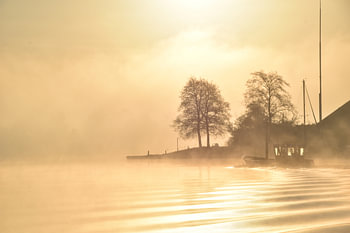 Idyllischer Sonnenaufgang im Hafen