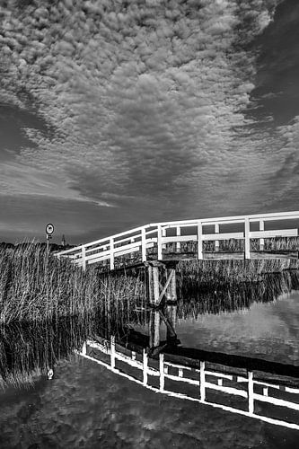 Bruggetje achter de  Friese IJsselmeerdijk ter hoogte van Workum in zwartwit