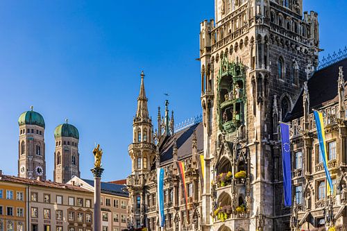 Onze-Lieve-Vrouwekerk en het nieuwe stadhuis op de Marienplatz in München