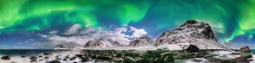 Aurora Borealis bij de zee in Noorwegen.