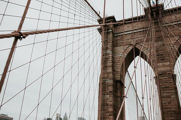 Gros plan sur le pont de Brooklyn | Photographie de voyage colorée | New York City, États-Unis sur Trix Leeflang