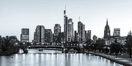 Skyline von Frankfurt am Abend - Monochrom von Werner Dieterich
