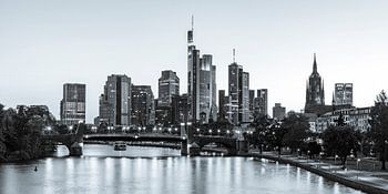 Skyline von Frankfurt am Abend - Monochrom