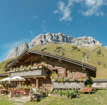 Berghütte auf dem Col de Aravis, La Clusaz, Haute-Savoie, Frankreich von Rene van der Meer