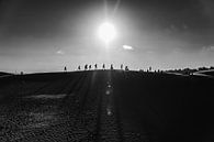 Contour van mensen over de rode zandduinen in Mui Ne Vietnam van Twan Bankers thumbnail