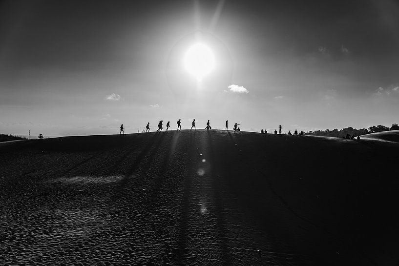 Contour van mensen over de rode zandduinen in Mui Ne Vietnam van Twan Bankers