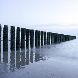 Strandpalen in de noordzee van Laura Bosch