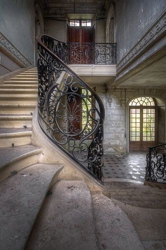 Trap in een Verlaten Kasteel. van Roman Robroek - Foto's van Verlaten Gebouwen
