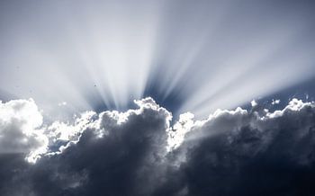 Zonnestralen in de wolken