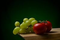 Stilleven met druiven en tomaten