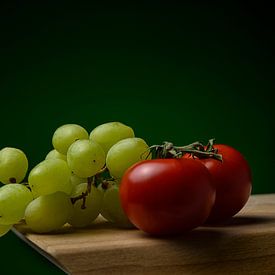Stilleven met druiven en tomaten van Angeline van de Kerkhof