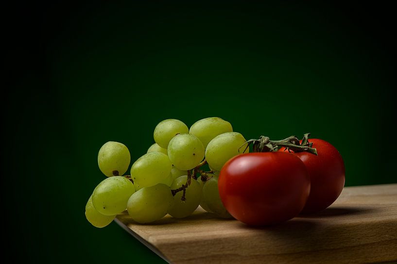 Stilleven met druiven en tomaten van Angeline van de Kerkhof