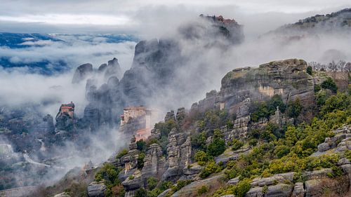 Meteora Kloosters - bewolkte ochtend met nevel