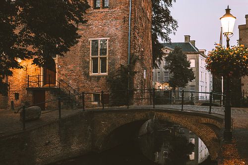 Brug en oude gebouwen in de Muurhuizen van Amersfoort