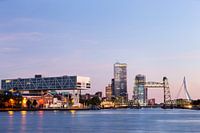 Vue de la ville de Rotterdam au crépuscule avec à gauche le bâtiment Unilever et à droite le pont He