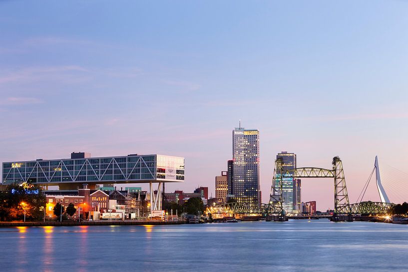 Stadsgezicht van Rotterdam bij schemering met links het Unilever gebouw en rechts de Hef en de Erasm van Peter de Kievith Fotografie