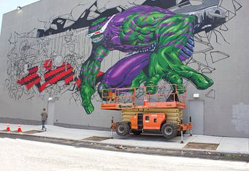 Groen graffiti monster van YVON Bilderbeek
