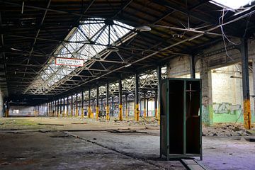 leerstehende verlassene Fabrikhalle von Heiko Kueverling