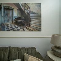 Klantfoto: De verlaten piano en de trap van Truus Nijland, op canvas