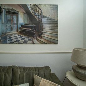 Klantfoto: De verlaten piano en de trap van Truus Nijland, op canvas