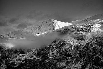 Zonsondergang die de bergtoppen verlicht, Noorwegen van qtx