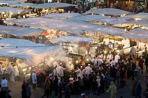 Restaurants auf der Djeema-el-fna Marrakesch Marokko von Keesnan Dogger Fotografie