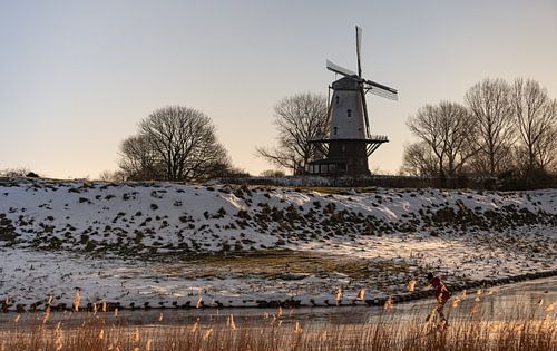 Eenzame schaatser bij molen De Koe