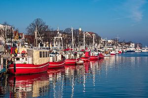 Fischerboote am Alten Strom in Warnemünde im Winter