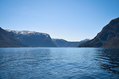 Westkaap in Noorwegen. Fjord en zee met bergen aan de kust