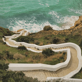 Malerischer Klippenweg an der Algarve, Portugal, Blick auf die Küste mit Zickzack-Stufen von Hecate Pim
