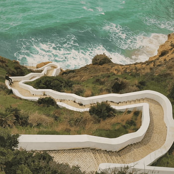 Scenic Cliffside Pathway in Algarve, Portugal, Kustzicht met Zig-Zag Trappen