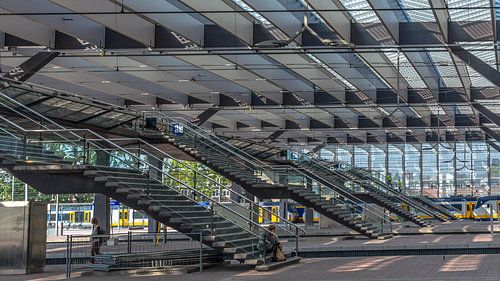 Trappen naar perrons station Rotterdam Centraal
