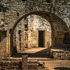 binnenkant van een oude ruïnes van een kasteel op een zonnige dag van ChrisWillemsen