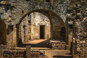 im Inneren einer alten Burgruine an einem sonnigen Tag mit alten Mauer