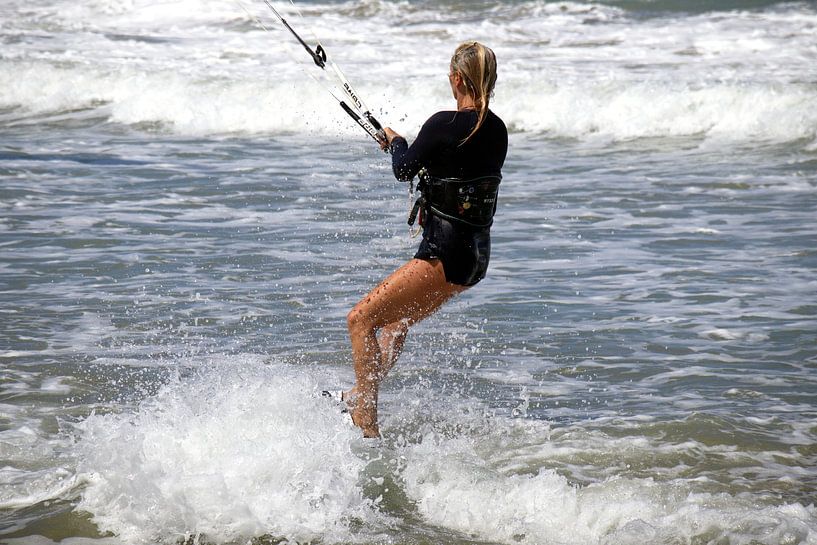 Kitesurfers op het strand van Cabarete Dominicaanse Republiek van Roith Fotografie