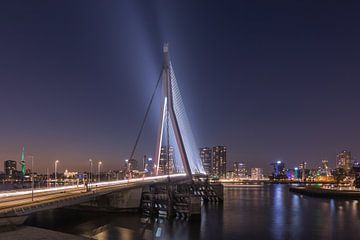 Le pont Erasmus à Rotterdam dans la soirée