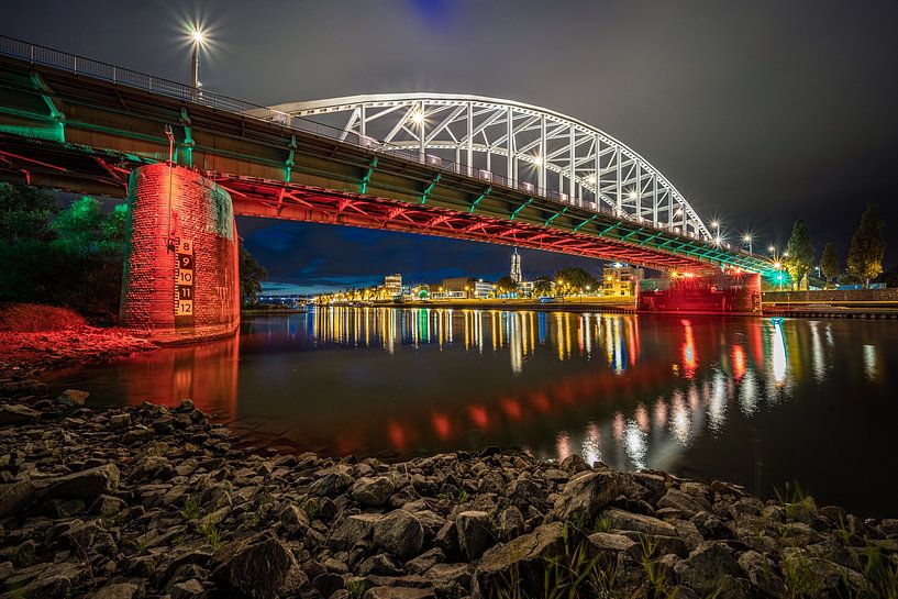 Die John-Frost-Brücke in Arnheim am Abend. von Claudio Duarte