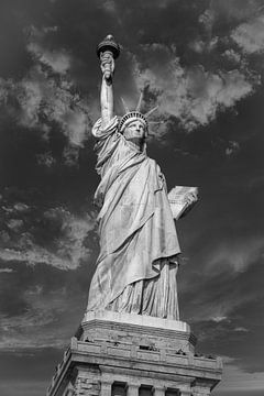 Het Vrijheidsbeeld in New York City USA daglicht close-up laag hoekbeeld in zwart-wit met wolken in  van Mohamed Abdelrazek