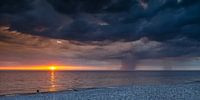 Sonnenuntergang Regen und Gewitter über Meer von Menno Schaefer Miniaturansicht