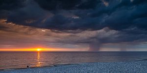 Zonsondergang regen en onweer boven zee van Menno Schaefer