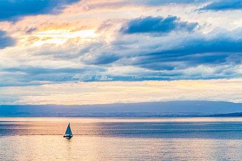 Segelboot bei Montreux am Genfersee in der Schweiz von Werner Dieterich