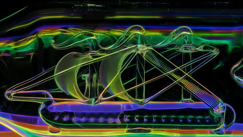 Een glazen schip met een neon-verlichte achtergrond.