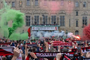 Feyenoord zeigt Schale bei Einweihung des Rathauses von Feyenoord Kampioen