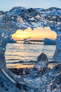 Eisberg, der einen Ring durchquert, Diamond Beach, Island von Wigger Tims