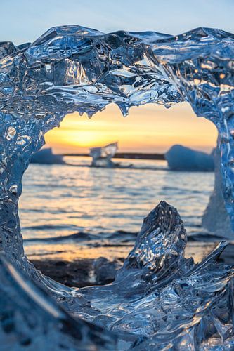 Iceberg passant à travers un anneau, Diamond Beach, Islande