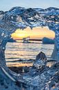 IJsberg om door een ringetje te halen, Diamond Beach, IJsland van Wigger Tims thumbnail