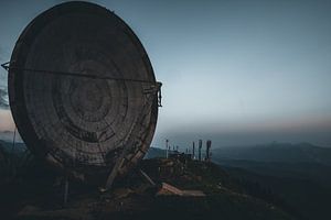 Verlaten satelliet basis in de Italiaanse bergen.