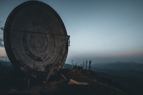 Une base satellite abandonnée dans les montagnes italiennes.