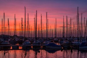 Zonsopkomst in een jachthaven van Bram van Broekhoven