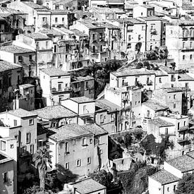 Stadsgezicht Ragusa Sicilië. van Ron van der Stappen